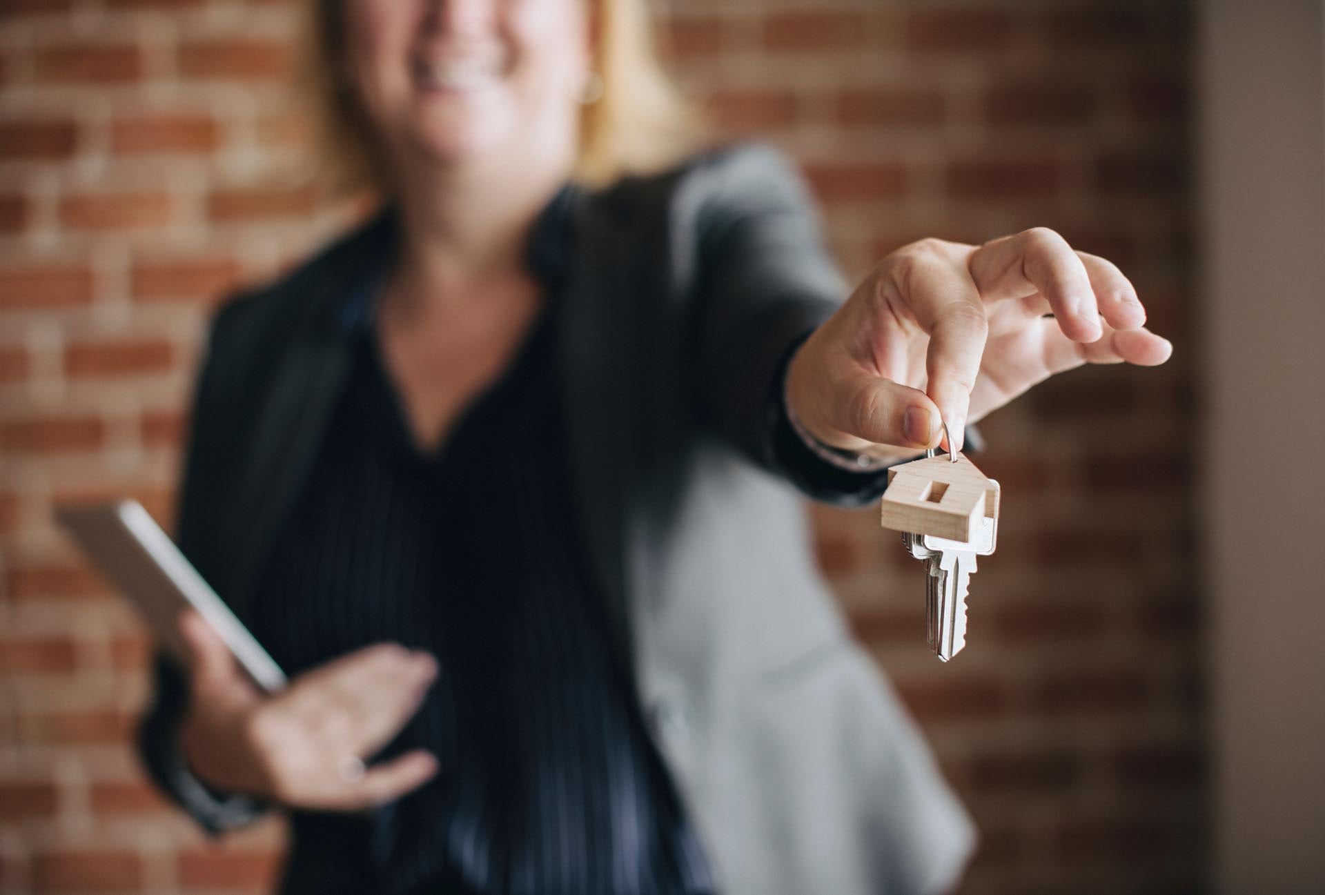 realtor handing keys over